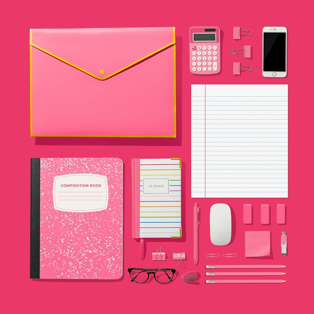 Peralatan kantor dan percetakan dalam warna pink cerah.