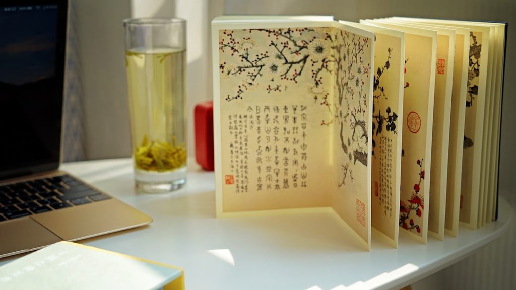 Buku kecil dengan desain estetis dan kertas kuning, ideal untuk percetakan online.