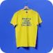Kaos kuning berbahan katun tergantung di latar biru.